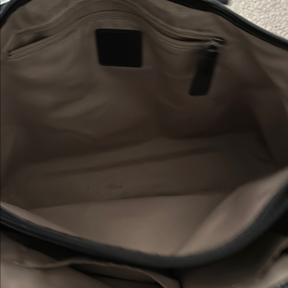 Authentic Burberry Cream and Black Shoulder Bag with Timeless Elegance - Picture 4 of 11